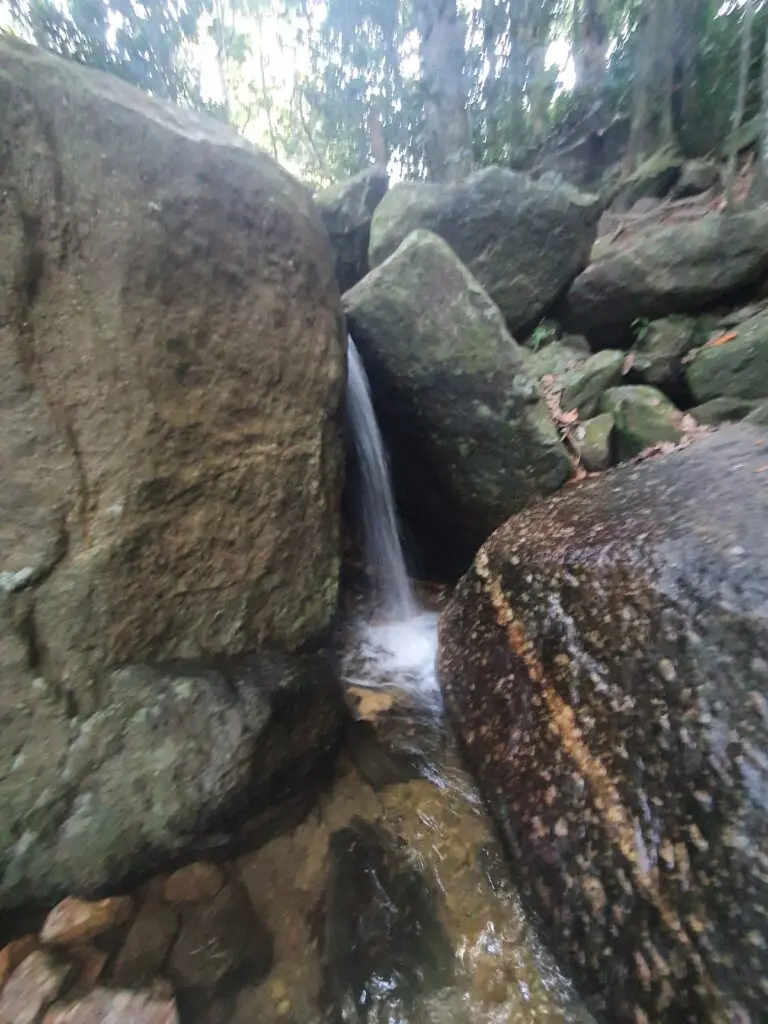 Cachoeira do Santinho (Jardim Botânico) - 33 cachoeiras imperdíveis na cidade do Rio de Janeiro - Vamos Trilhar