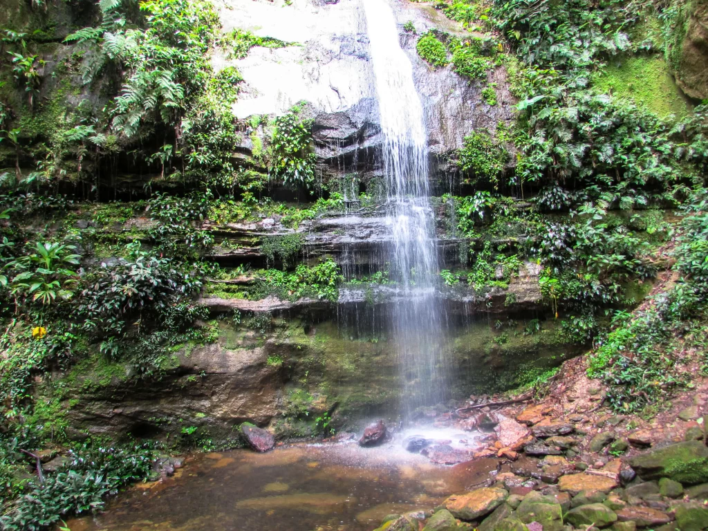 queda-dagua-cachoeira-do-escorrega-macaco-taquarucu-tocantins-vamos-trilhar