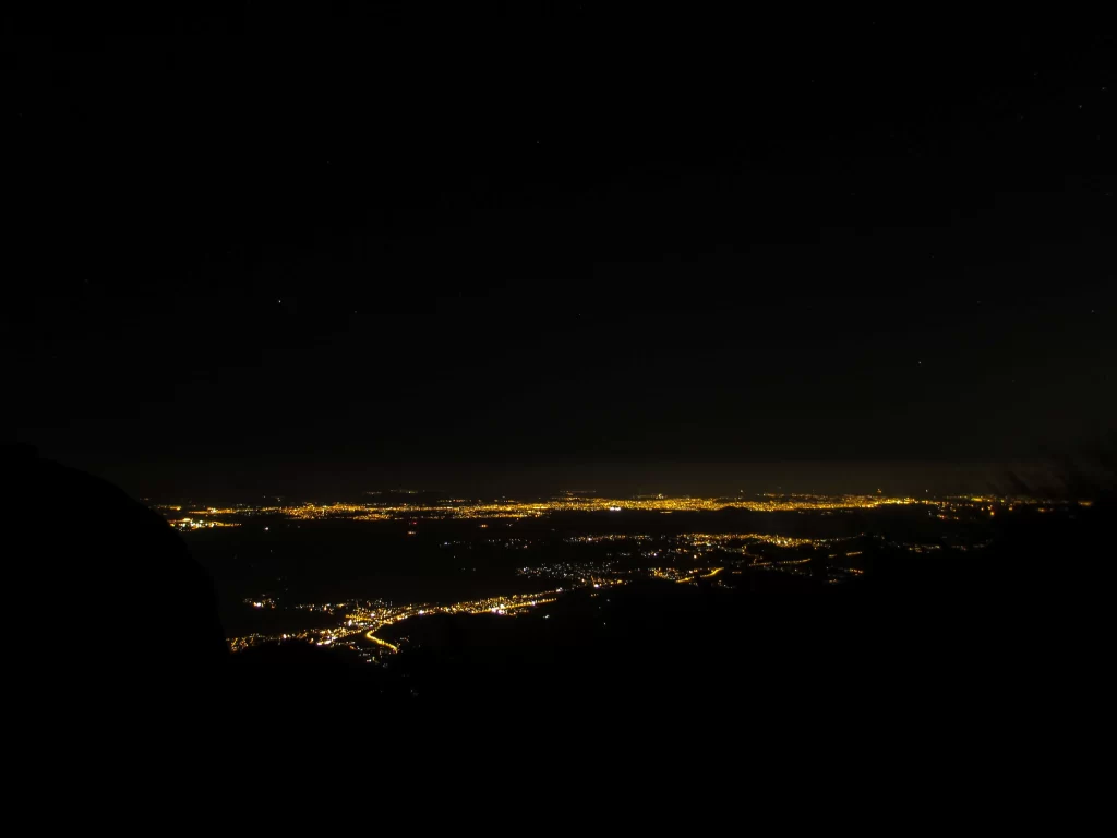 Vista noturna da Pedra da Baleia - Trilha da Pedra do Sino - Serra dos Órgãos - Vamos Trilhar