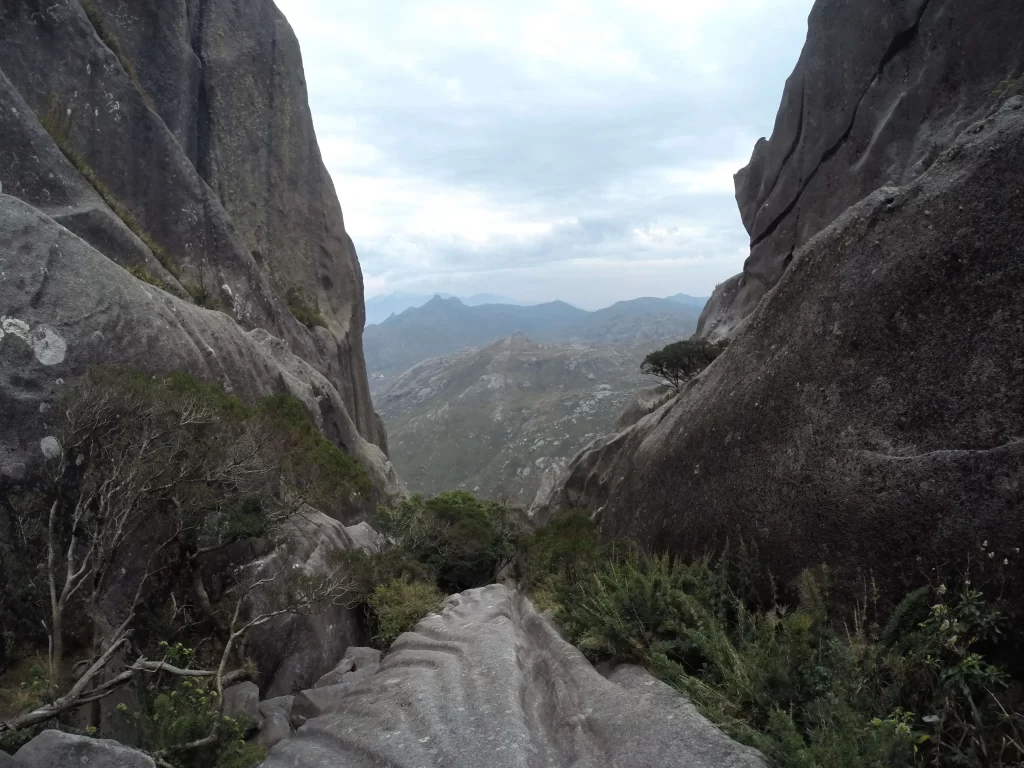 Fendas do Pico das Agulhas Negras - Itatiaia - RJ - Vamos Trilhar