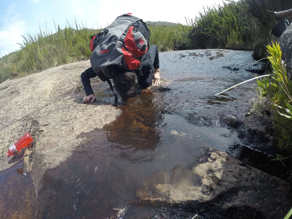 Fonte de água antes da subida do Pico das Agulhas Negras - Itatiaia - RJ - Vamos Trilhar