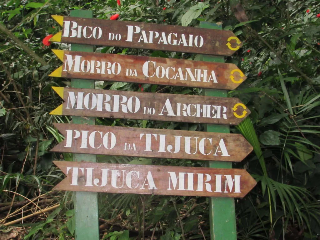 Placa indicando caminho para as trilhas da Floresta da Tijuca - Vamos Trilhar