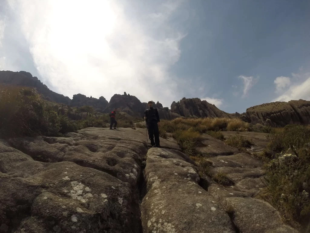 Subida íngreme Pico das Agulhas Negras - Itatiaia - RJ - Vamos Trilhar