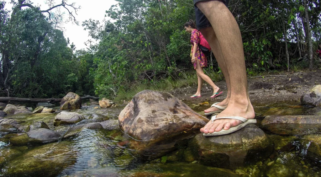 Atravessando o rio a pé na trilha da Cachoeira Santa Bárbara - Chapada dos Veadeiros - GO - Vamos Trilhar