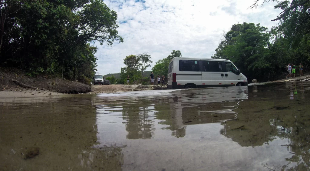 Atravessando rio de carro na trilha da Cachoeira Santa Bárbara - Chapada dos Veadeiros - GO - Vamos Trilhar