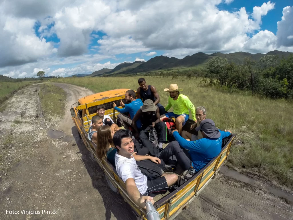 Pau de arara para chegar na trilha da Cachoeira Santa Bárbara - Chapada dos Veadeiros - GO - Vamos Trilhar