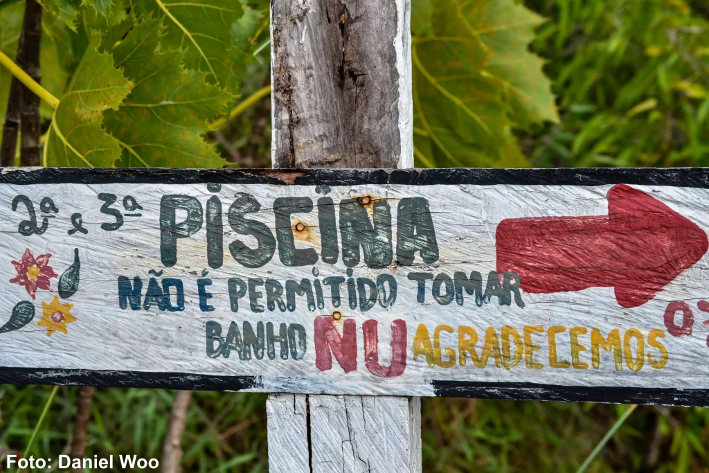 Placa proibido tomar banho nu nas piscinas naturais do Vale da Lua - Chapada dos Veadeiros - GO - Vamos Trilhar