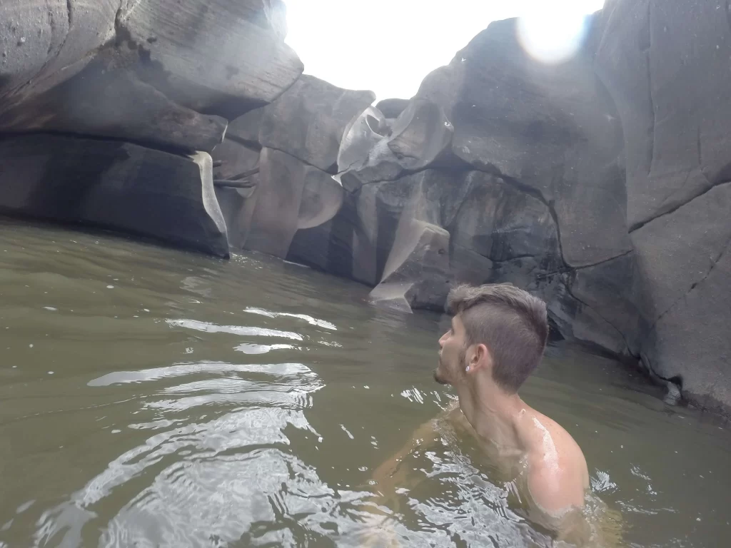 Tomando banho nas piscinas naturais do Vale da Lua - Chapada dos Veadeiros - GO - Vamos Trilhar