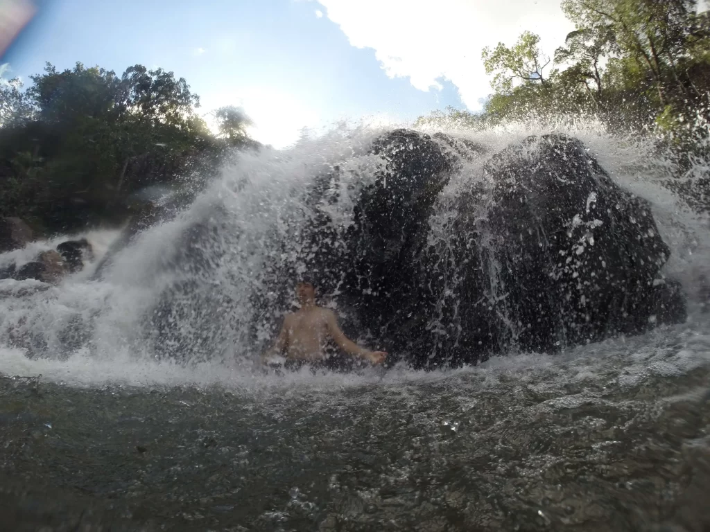 Queda d'água da Cachoeira da Capivara - Chapada dos Veadeiros - GO - Vamos Trilhar