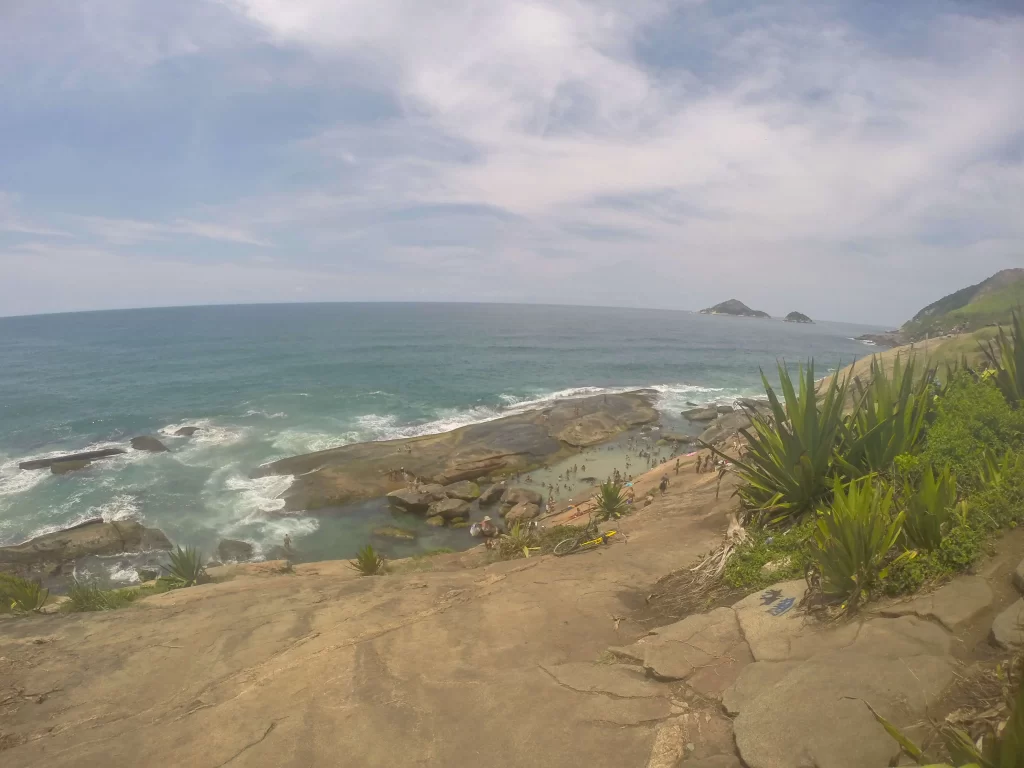 Descida íngreme da Praia do Secreto - RJ - Vamos Trilhar