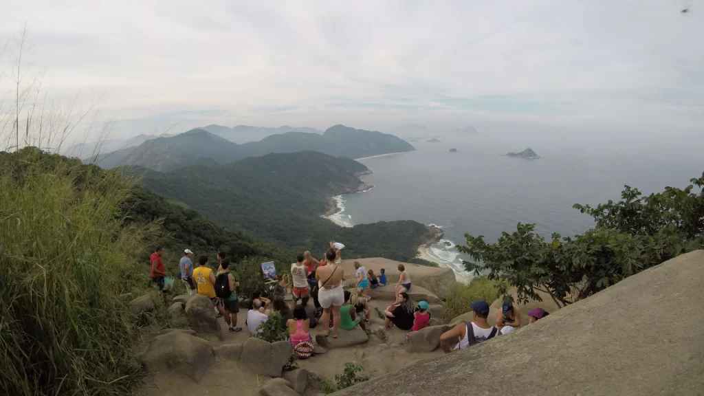 Fila pra tirar foto na Pedra do Telégrafo - RJ - Vamos Trilhar