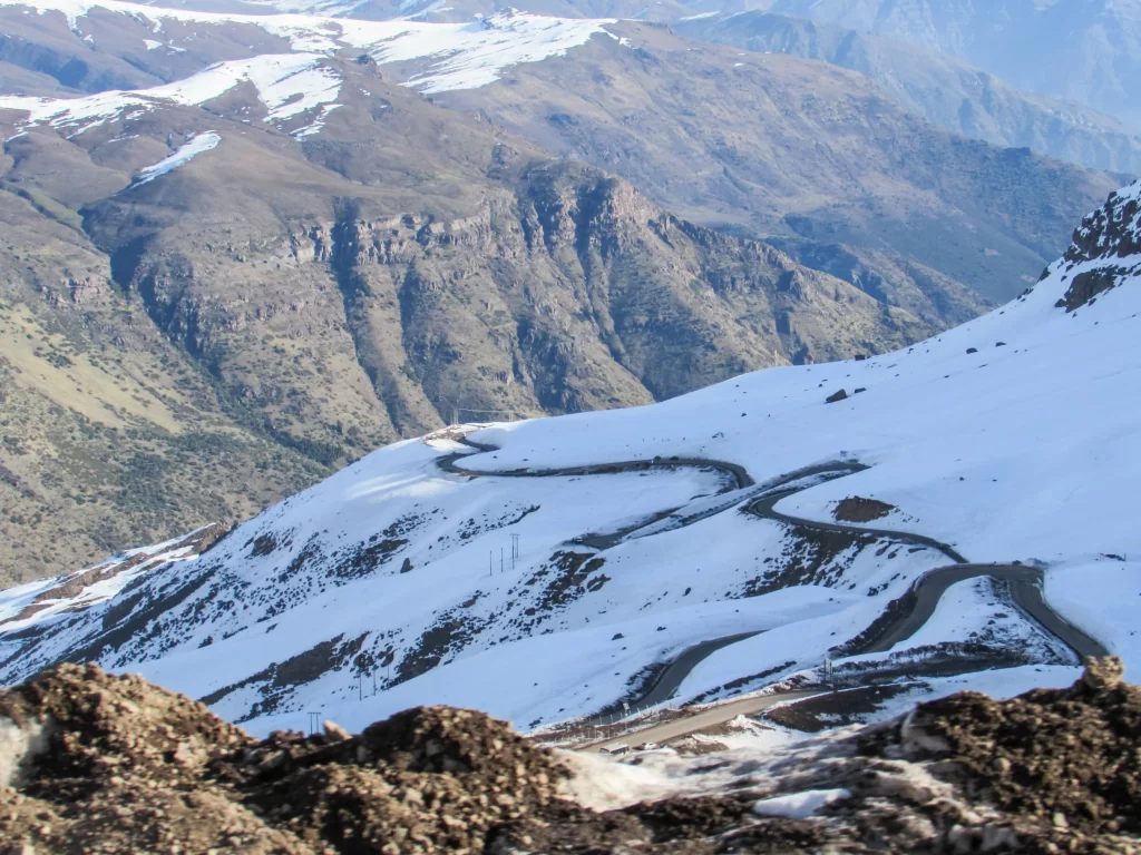 A estrada para estação de esqui Farellones - Chile - Vamos Trilhar