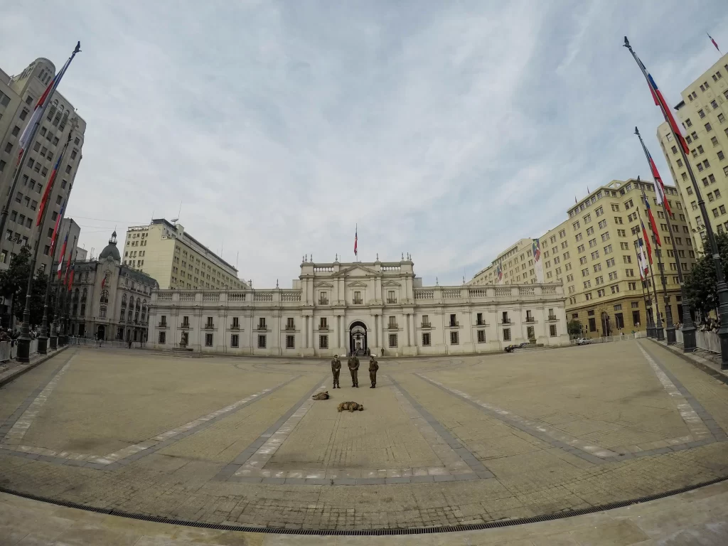Estilo único do Palacio de la Moneda - Santiago - Chile - Vamos Trilhar-min