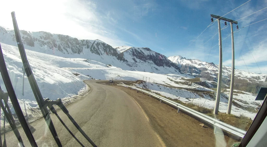 Estrada para chegar à estação de esqui Valle Nevado - Chile - Vamos Trilhar