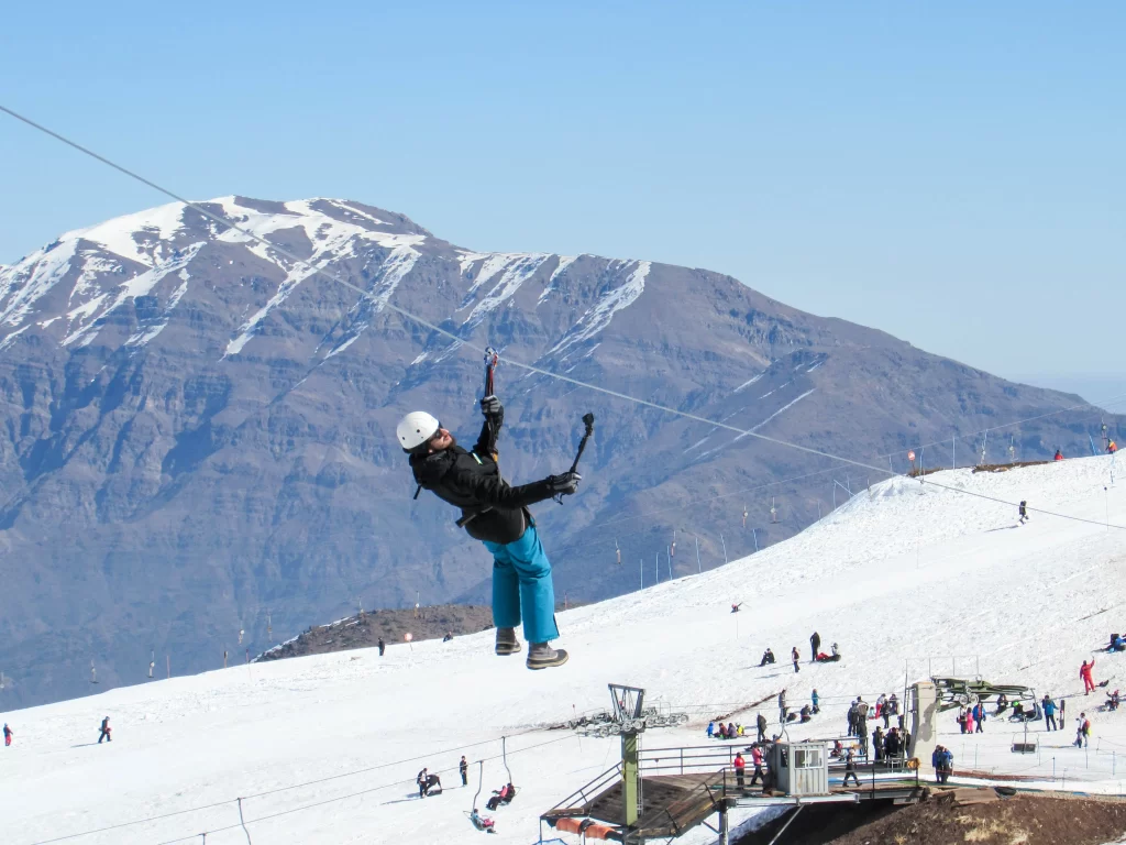 O parque de diversões na neve - tirolesa - estação de esqui Farellones - Chile - Vamos Trilhar