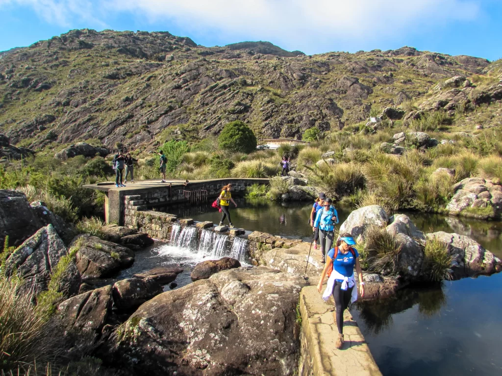 Atravessando o lago do Abrigo Rebouças - Pedra do Altar - Itatiaia - RJ - Vamos Trilhar-min