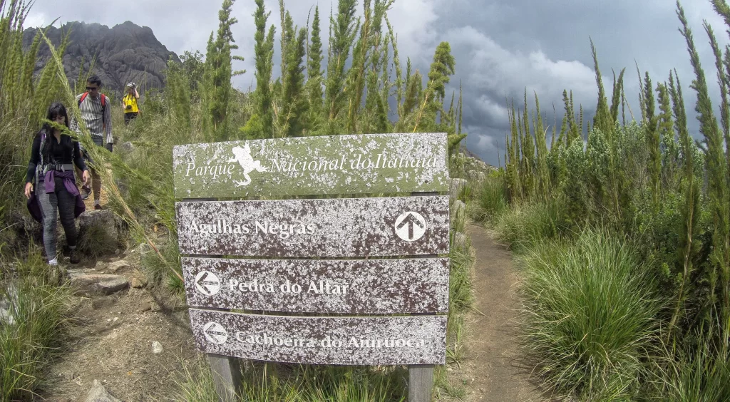 Bifurcação Agulhas ou Pedra do Altar - Itatiaia - RJ - Vamos Trilhar-min