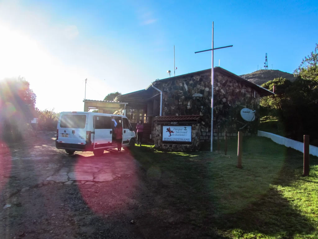 Início da trilha da Pedra do Altar - Itatiaia - RJ - Vamos Trilhar-min