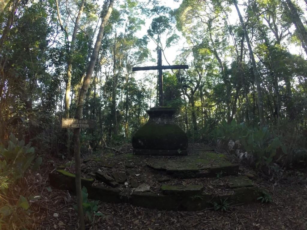 O Alto do Cruzeiro - trilha do Mirante da Cascatinha e Alto do Cruzeiro - Floresta da Tijuca - RJ - Vamos Trilhar-min