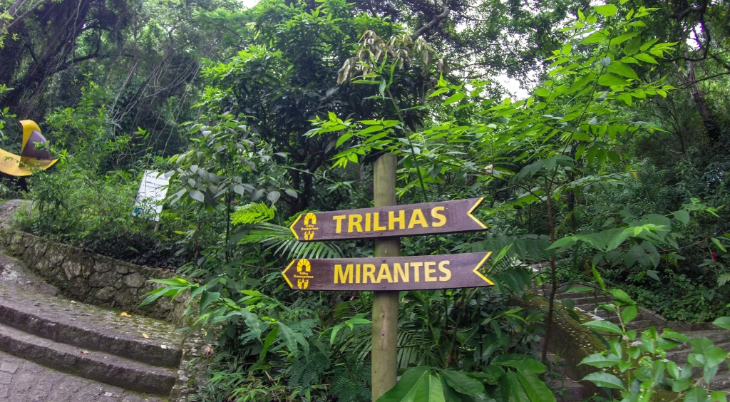 Placa indicando início da trilha do Mirante do Sacopã e Mirante do Urubu - Parque da Catacumba - RJ - Vamos Trilhar