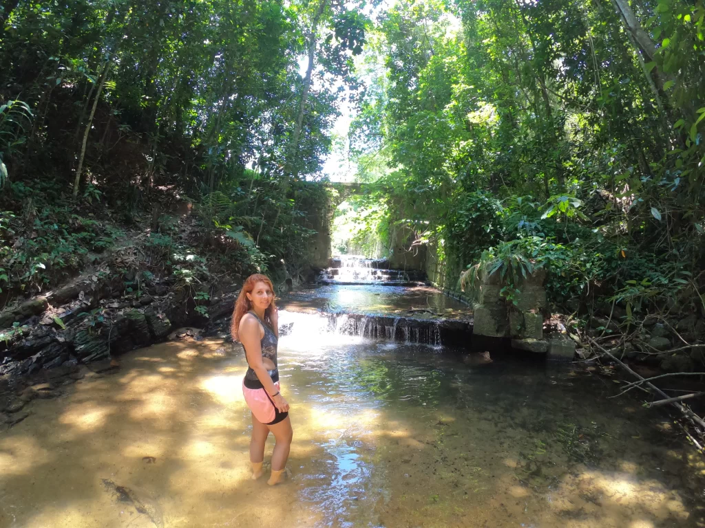 Arco que lembra ponte na Cachoeira do Amor - Alto da Boa Vista (Floresta da Tijuca - RJ)- Vamos Trilhar