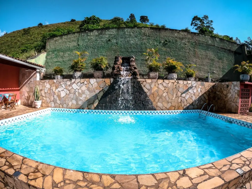 Piscina com cascata da Pousada O Meu Canto - Santa Rita de Jacutinga - MG - Vamos Trilhar-min