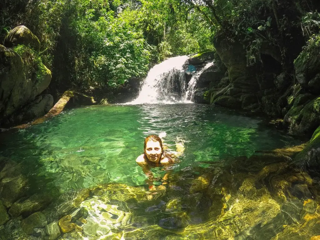 Tomando banho no Poço dos Dinossauros - Serrinha do Alambari - RJ - Vamos Trilhar-min