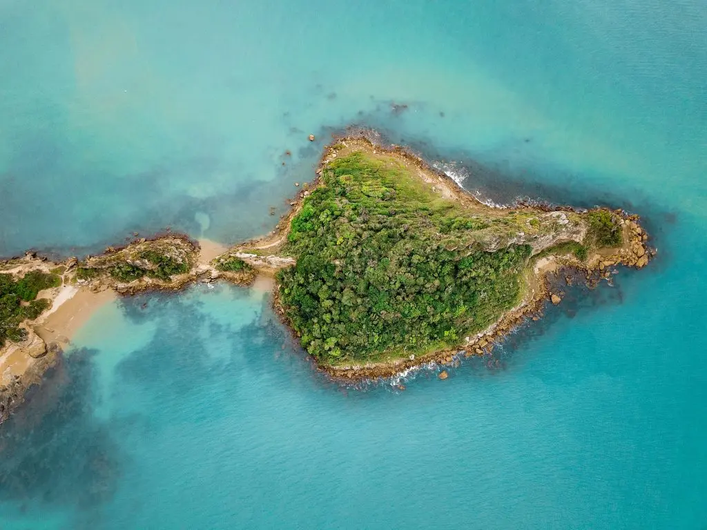 Vista aérea da Ponta do Pai Vitório - Búzios - RJ - Vamos Trilhar-min