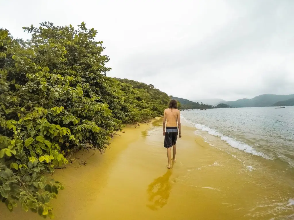 Andando na Praia de Camiranga - passeio com lancha de meia volta na Ilha Grande - RJ - Vamos Trilhar-min