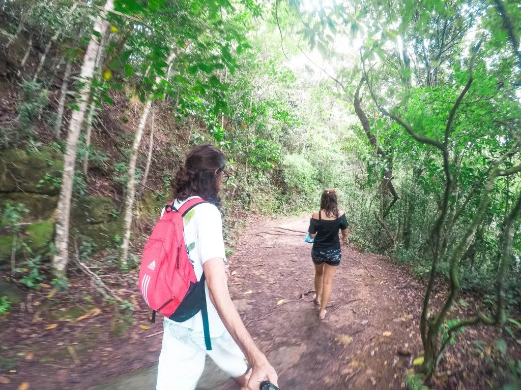 Andando na trilha da Praia Preta e Aqueduto - Ilha Grande - RJ - Vamos Trilhar-min