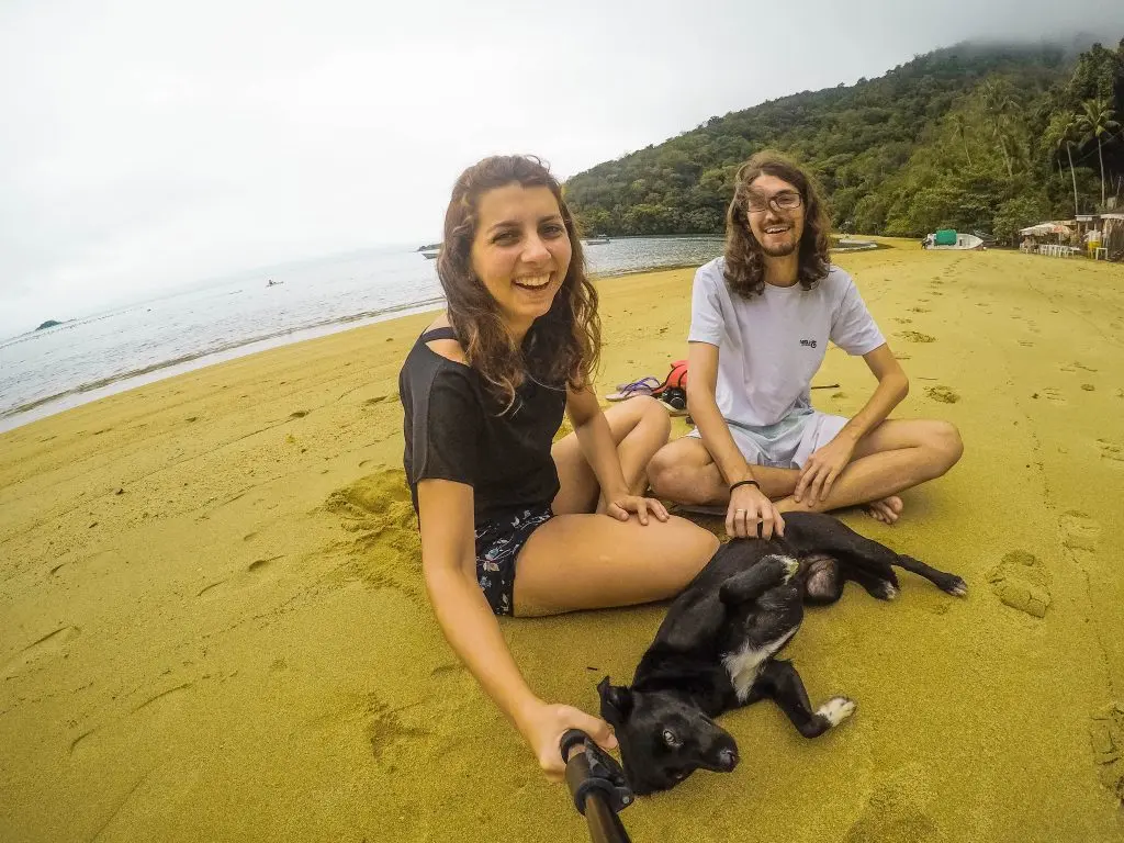 Cachorro na Praia do Abraãozinho - Circuito de Praias do Abraãozinho - Ilha Grande - RJ - Vamos Trilhar-min