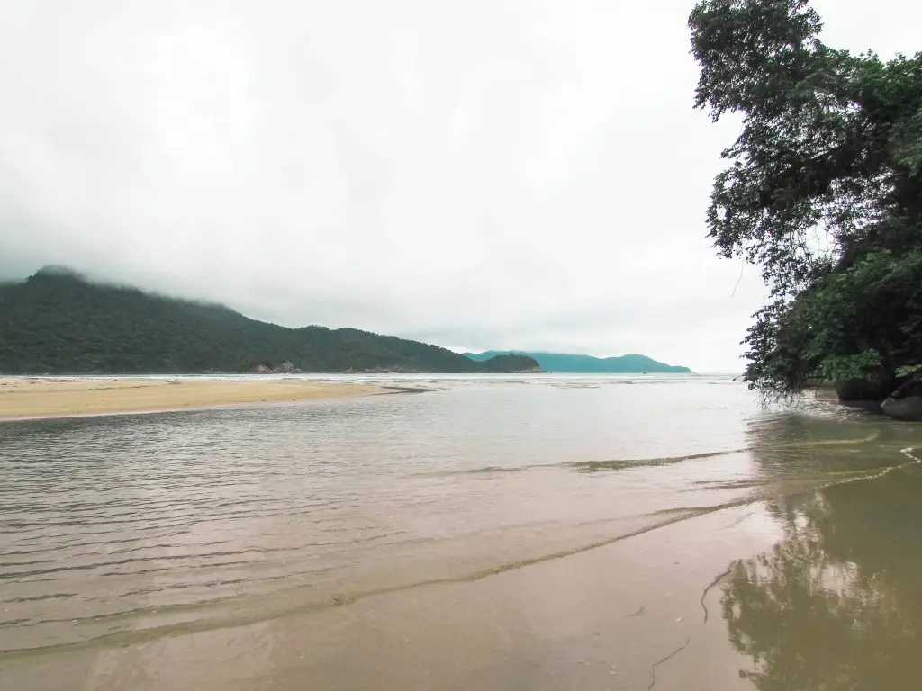 Encontro do rio com o mar na Praia de Dois Rios - Ilha Grande - RJ - Vamos Trilhar-min