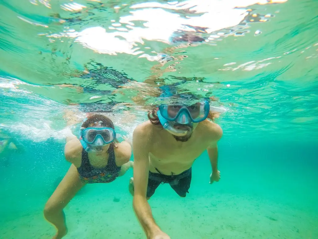 Nadando na Lagoa Azul - passeio com lancha de meia volta na Ilha Grande - RJ - Vamos Trilhar-min