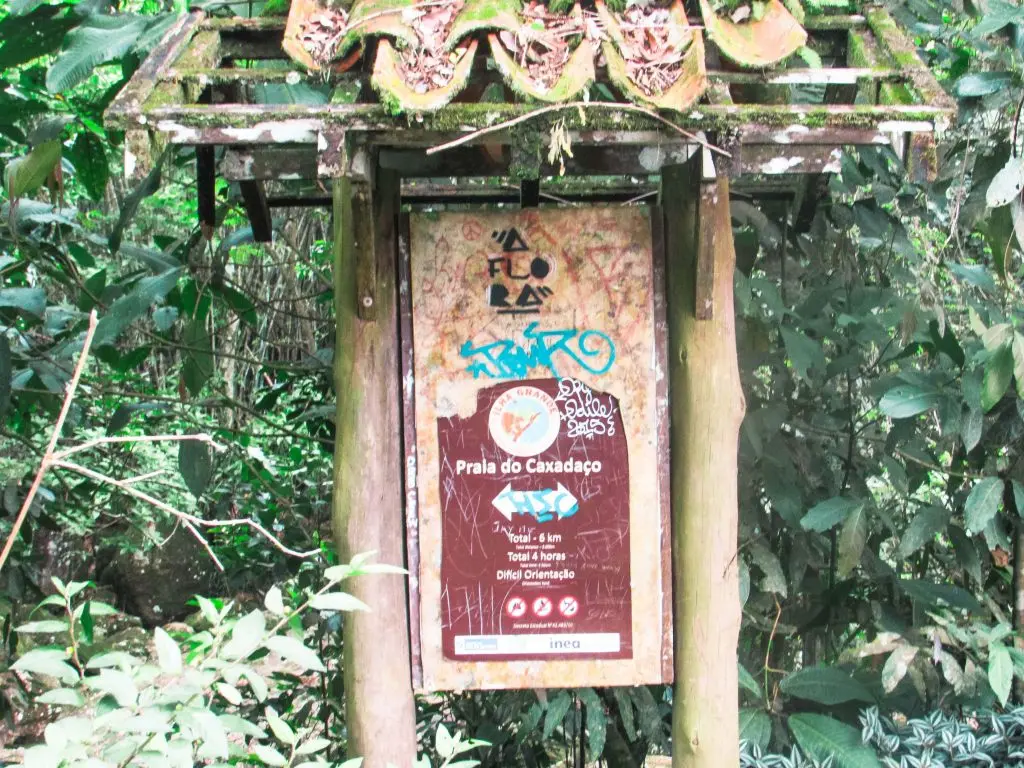 Placa da trilha de Caxadaço - Praia de Dois Rios - Ilha Grande - RJ - Vamos Trilhar-min