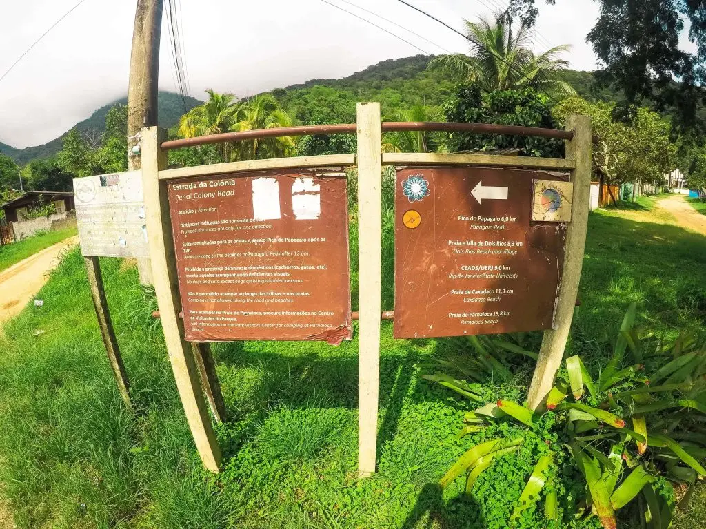 Placa de início da trilha para Praia de Dois Rios em Abraão - Ilha Grande - RJ - Vamos Trilhar-min