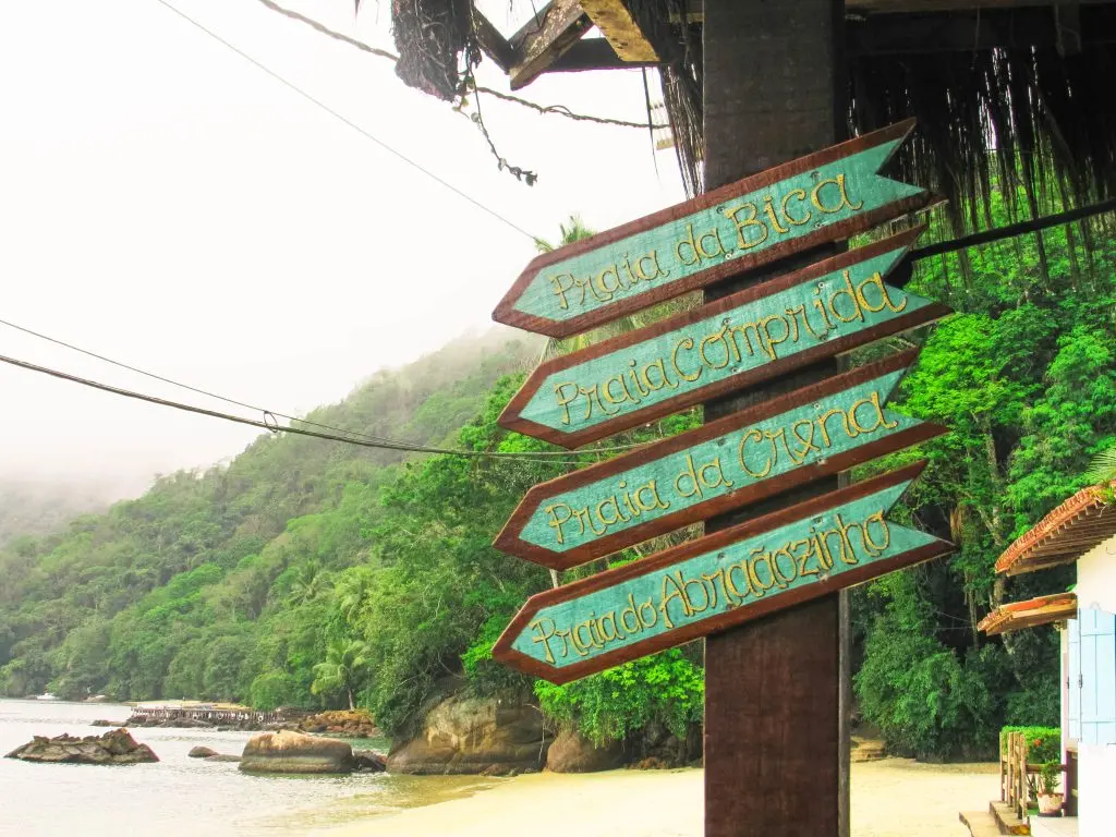 Placas indicativas da trilha do Circuito de Praias do Abraãozinho - Ilha Grande - RJ - Vamos Trilhar-min