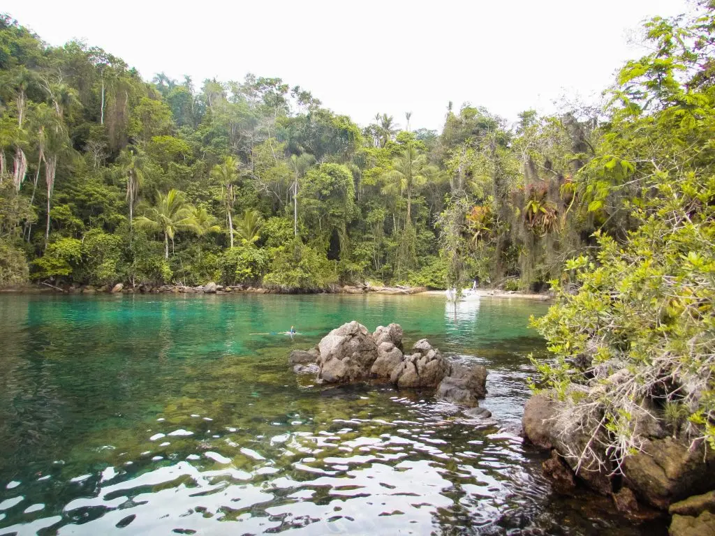 Praia de Aripeba - passeio com lancha de meia volta na Ilha Grande - RJ - Vamos Trilhar-min