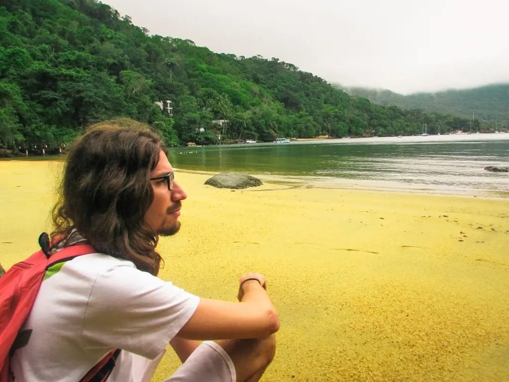 Relaxando na Praia da Crena - Circuito de Praias do Abraãozinho - Ilha Grande - RJ - Vamos Trilhar-min