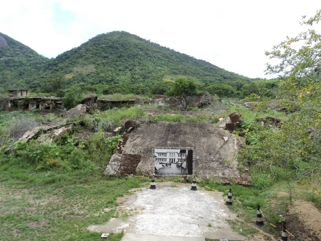 Ruínas do Presídio da Praia de Dois Rios - Ilha Grande - RJ - Vamos Trilhar-min