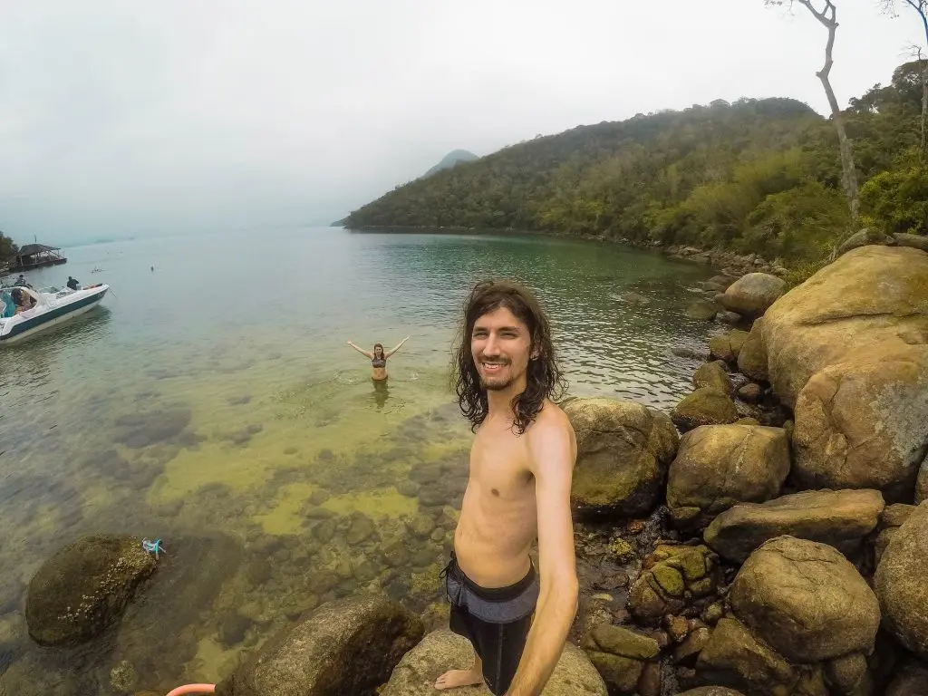 Tomando banho na Lagoa Verde - passeio com lancha de meia volta na Ilha Grande - RJ - Vamos Trilhar-min