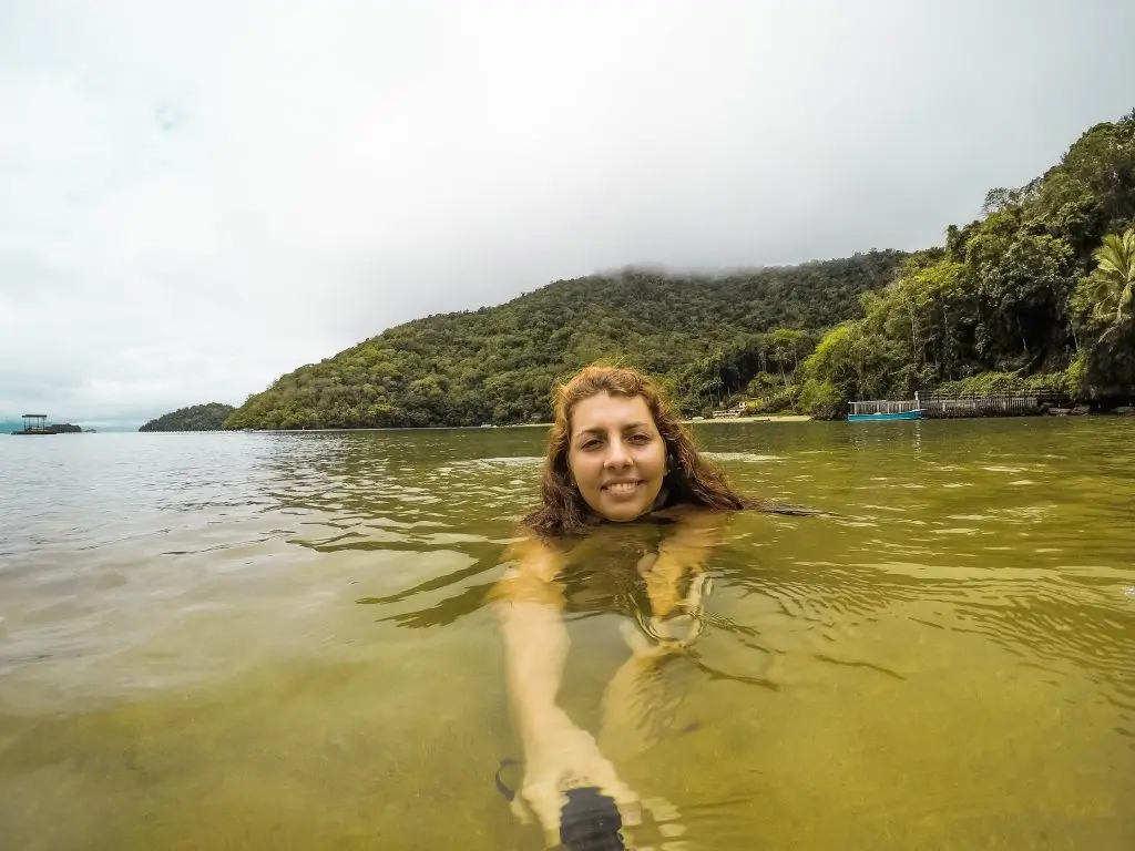 Tomando banho na Praia do Sobrado - Circuito de Praias do Abraãozinho - Ilha Grande - RJ - Vamos Trilhar-min