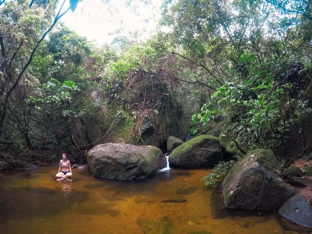 Tomando banho no Poço dos Soldados - Praia de Dois Rios - Ilha Grande - RJ - Vamos Trilhar-min