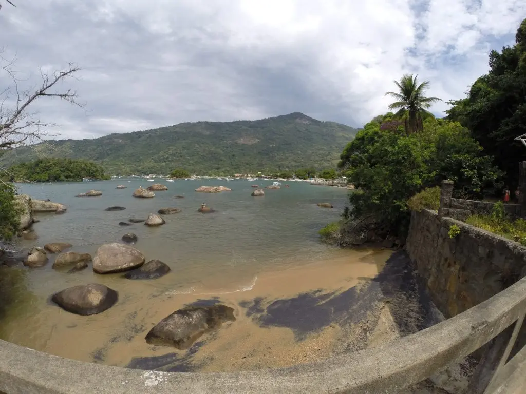 Vista para Abraão no início da trilha da Praia Preta e Aqueduto - Ilha Grande - RJ - Vamos Trilhar-min