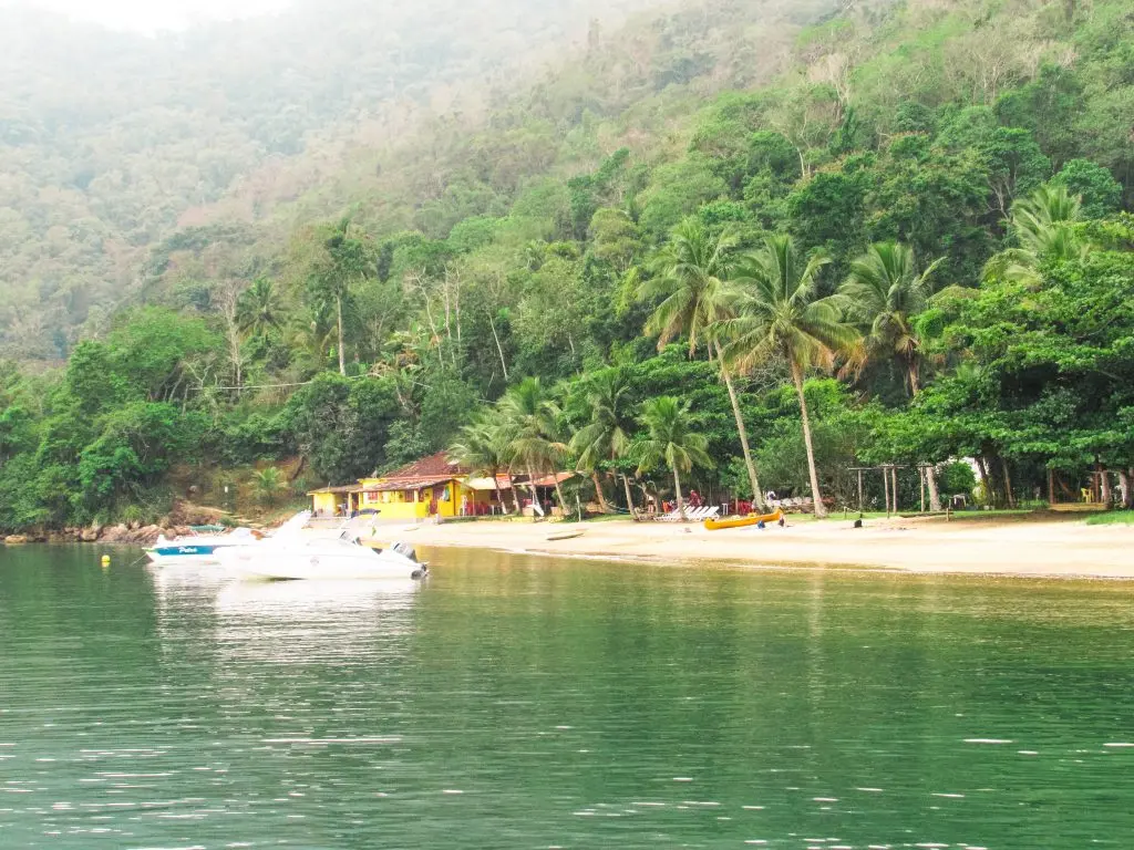 Visual da Praia de Maguariquessaba - passeio com lancha de meia volta na Ilha Grande - RJ - Vamos Trilhar-min