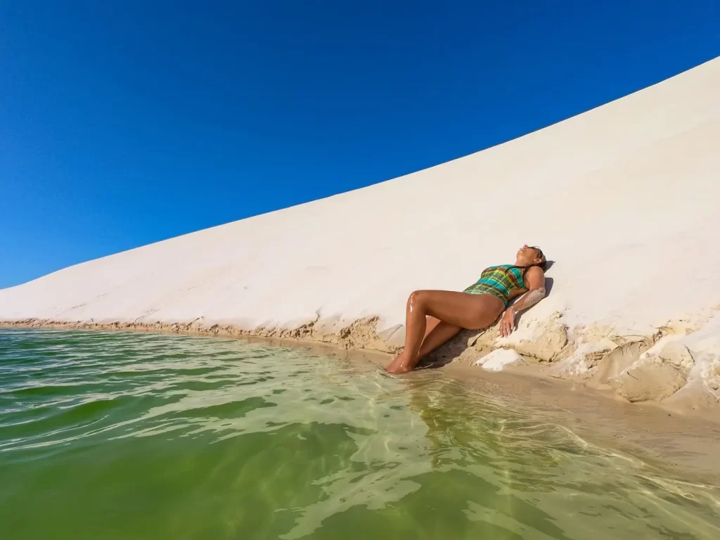 Tomando banho na Lagoa dos Toyoteiros - Circuito Lagoa Azul - Lençóis Maranhenses - Vamos Trilhar