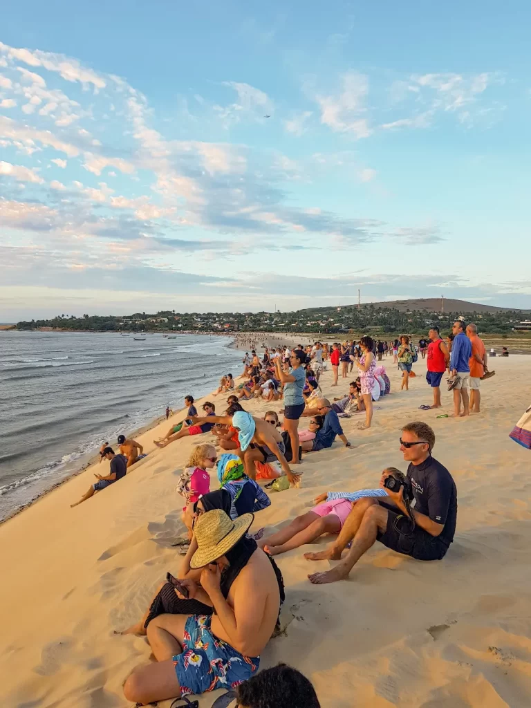 Muitas pessoas na Duna do Pôr do Sol - Jericoacoara - CE - Vamos Trilhar