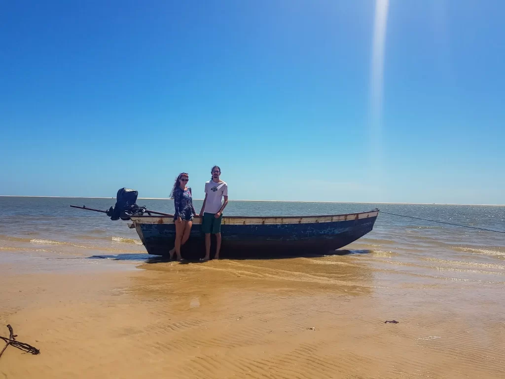 Barco na Praia de Atins nos Lençóis Maranhenses - MA - Vamos Trilhar