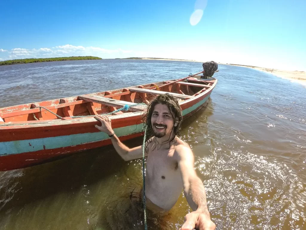 Barco no rio de Caburé - Passeio de Lancha pelo Rio Preguiças - MA - Vamos Trilhar