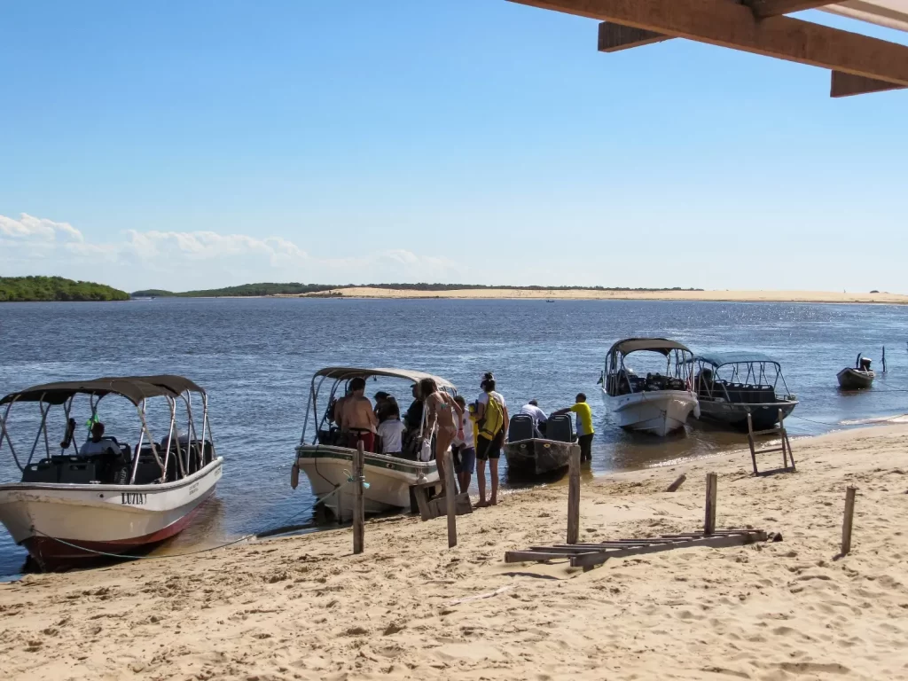 Barcos saindo de Caburé - Passeio de Lancha pelo Rio Preguiças - MA - Vamos Trilhar
