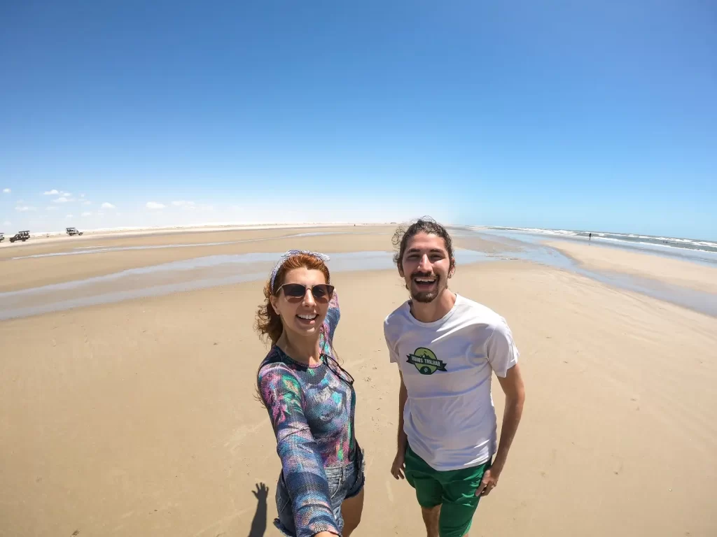 Extensa faixa de areia da Praia do Canto do Atins nos Lençóis Maranhenses - MA - Vamos Trilhar